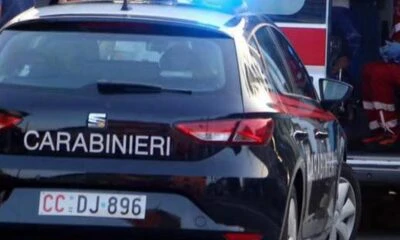 Mezzi di soccorso e forze dell’ordine dopo una sparatoria in abitazione a Camaiore