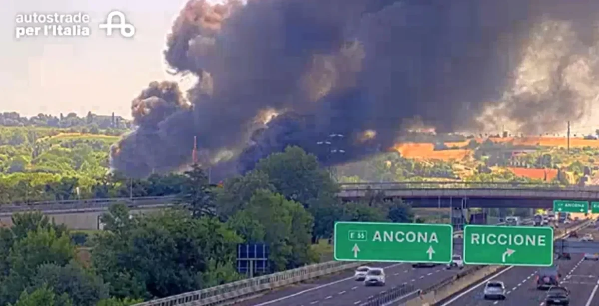 Autocisterna in fiamme vicino al casello di Riccione, con fumo e fiamme a ridosso della carreggiata