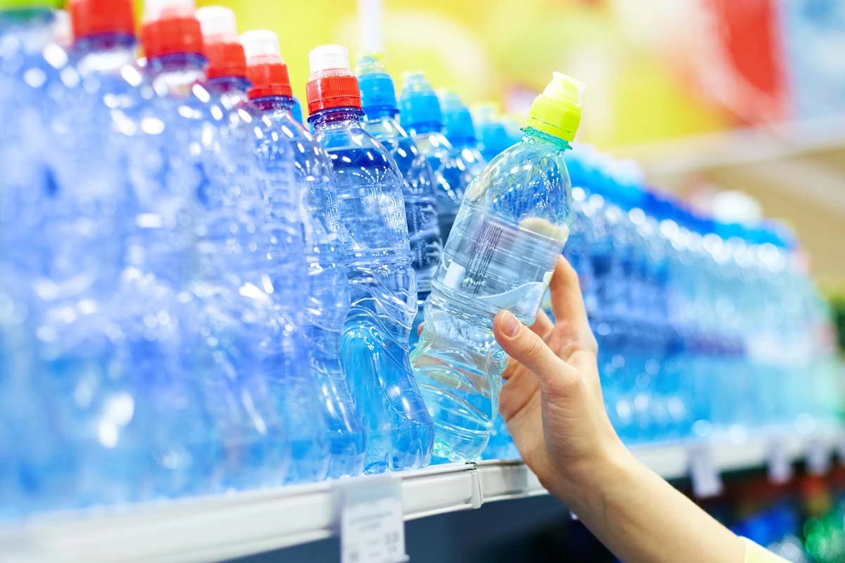 Bottiglie di acqua minerale esposte in un supermercato