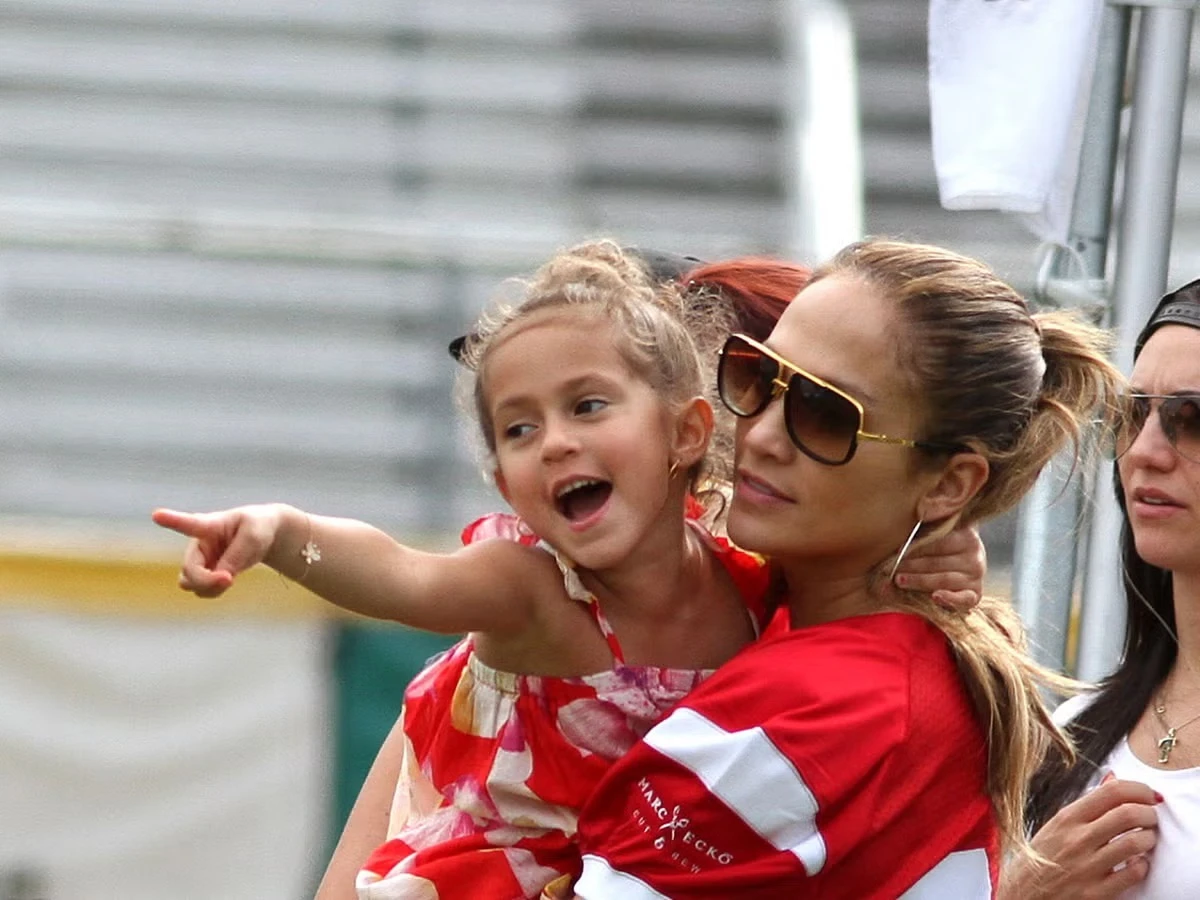 Immagine della giovane e dei familiari in un momento della giornata
