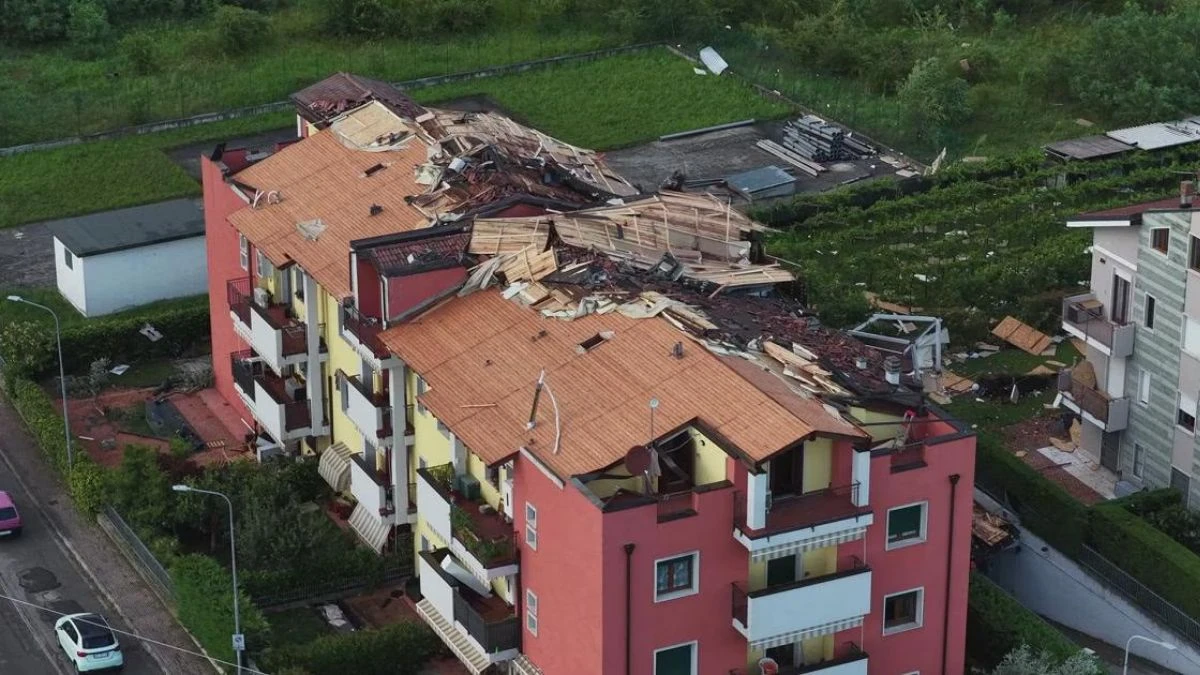 sono volati i tetti delle case tornado colpisce l8217italia video impressionante da Tvzap.it sono volati i tetti delle case tornado colpisce l8217italia video impressionante
