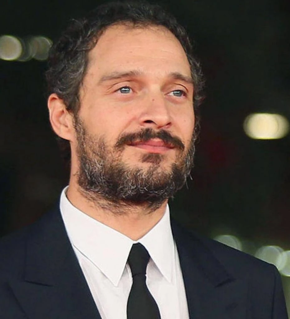 Claudio Santamaria in una foto promozionale