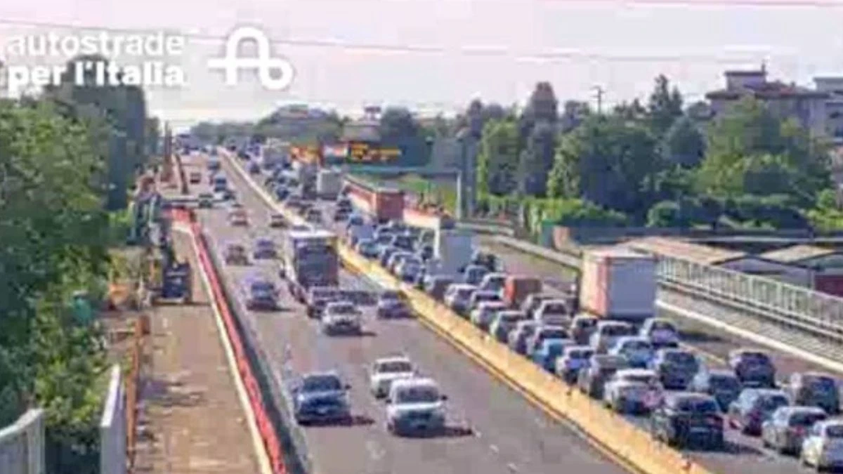 Rallentamenti e coda in autostrada durante la gestione di un’emergenza