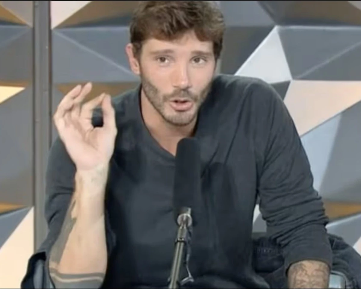 Stefano De Martino durante una puntata di Affari Tuoi