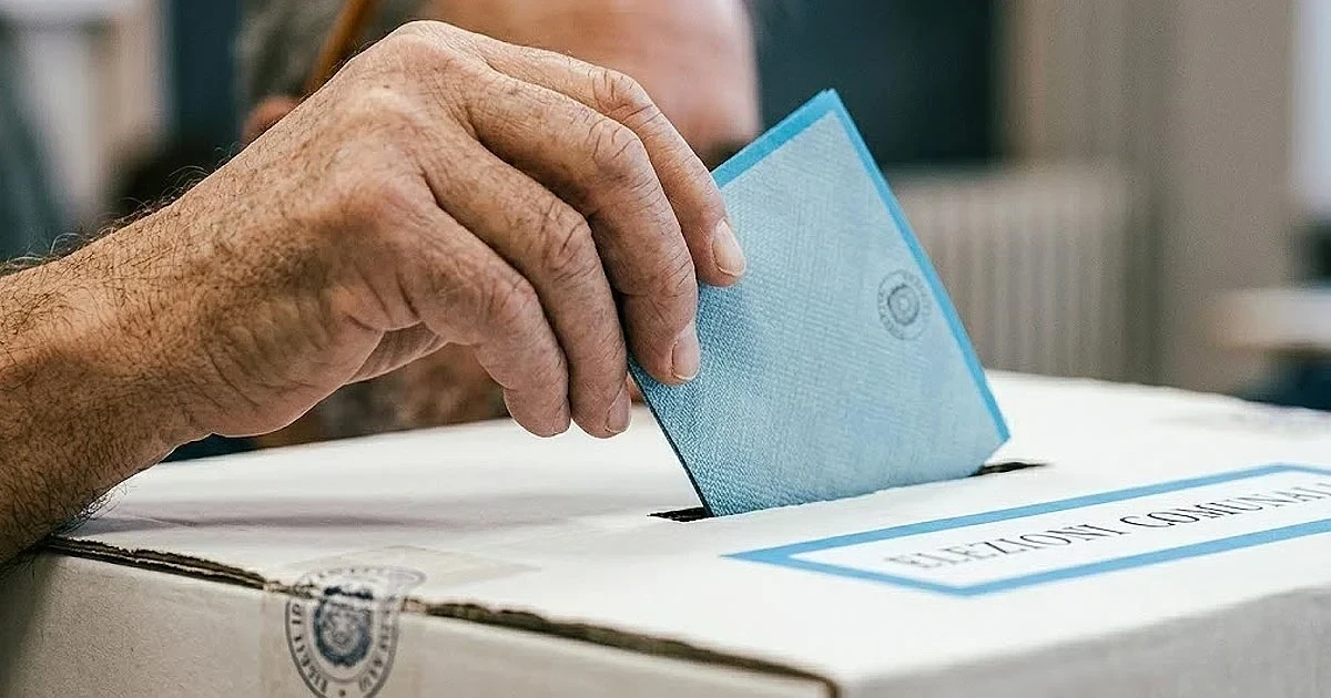 Urna elettorale e schede durante le elezioni comunali 2026