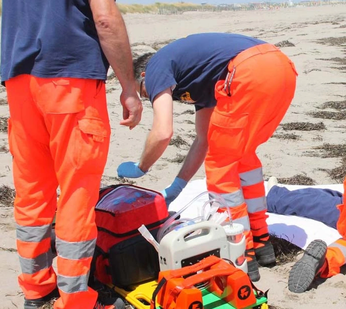 Elicottero e mezzi di soccorso intervenuti su una spiaggia per un’emergenza