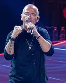 Eros Ramazzotti in concerto a Napoli: invita una fan incinta a cantare sul palco, la decisione commovente di lei