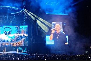 Eros Ramazzotti in concerto a Napoli: invita una fan incinta a cantare sul palco, la decisione commovente di lei