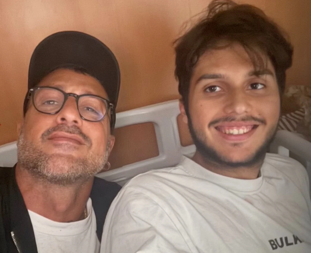 Fabrizio Corona e il figlio Carlos Maria in una foto pubblicata online