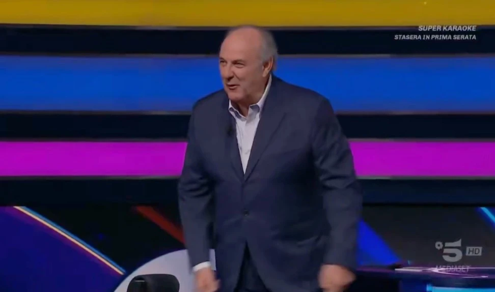 Gerry Scotti in studio a La Ruota della Fortuna durante la puntata dell’8 giugno 2026