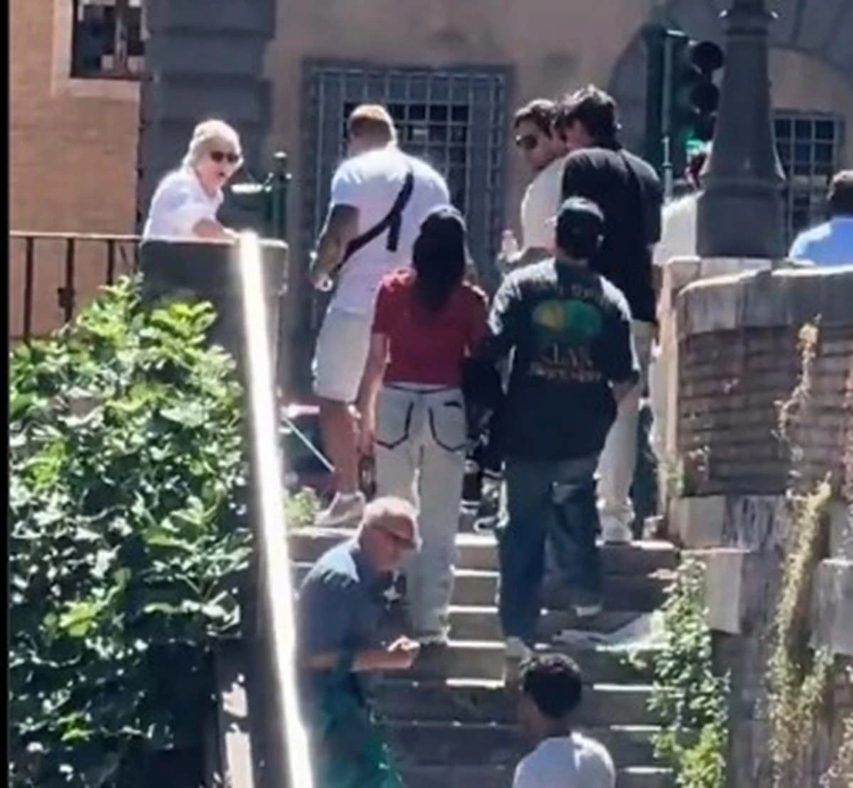Fermata del video che mostra i passanti durante l'episodio in centro a Roma
