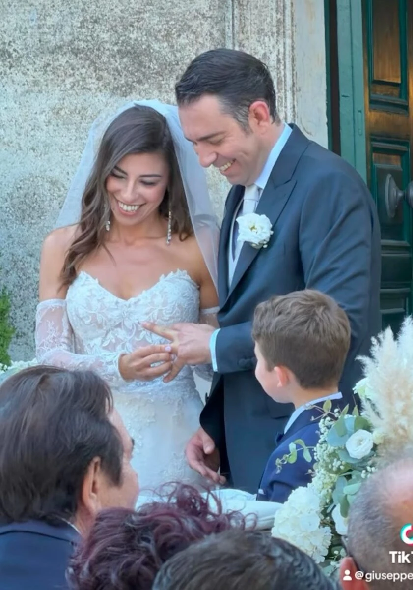 Gli sposi durante il matrimonio sul lago di Bracciano