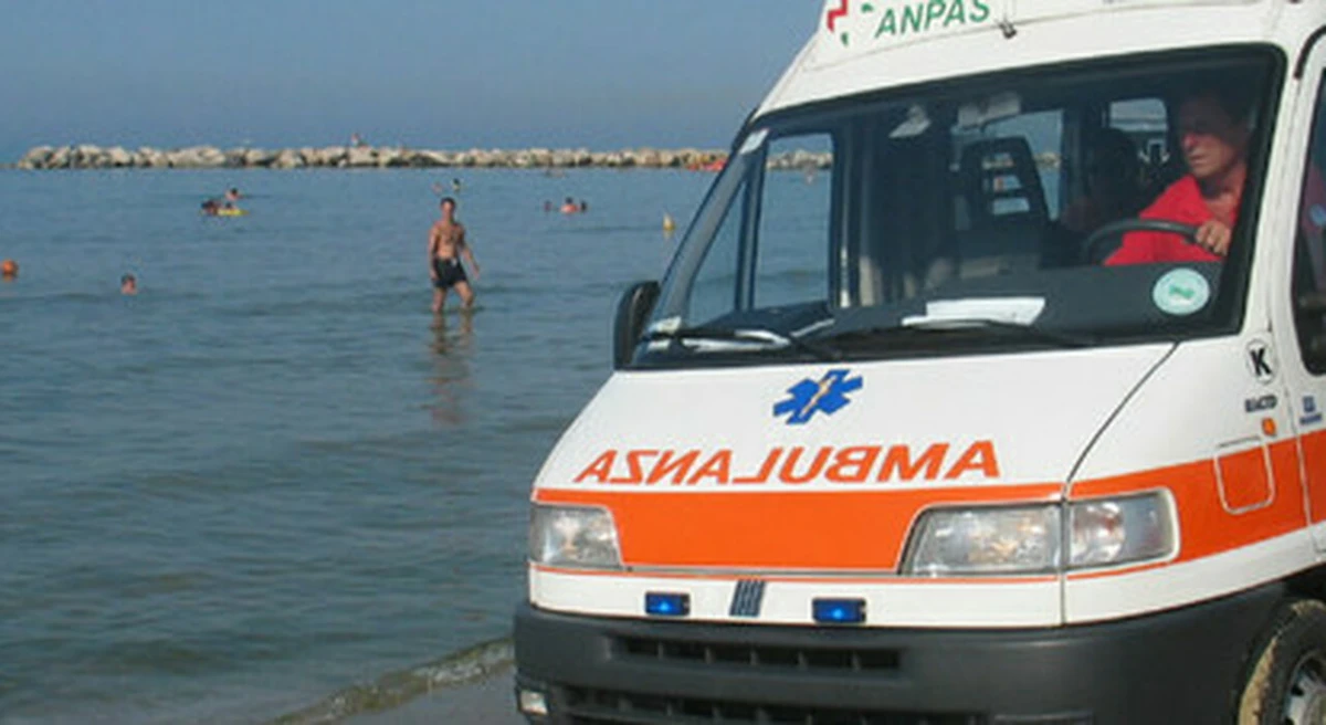 Spiaggia di Lido di Fermo, intervento dei soccorsi dopo un malore in acqua