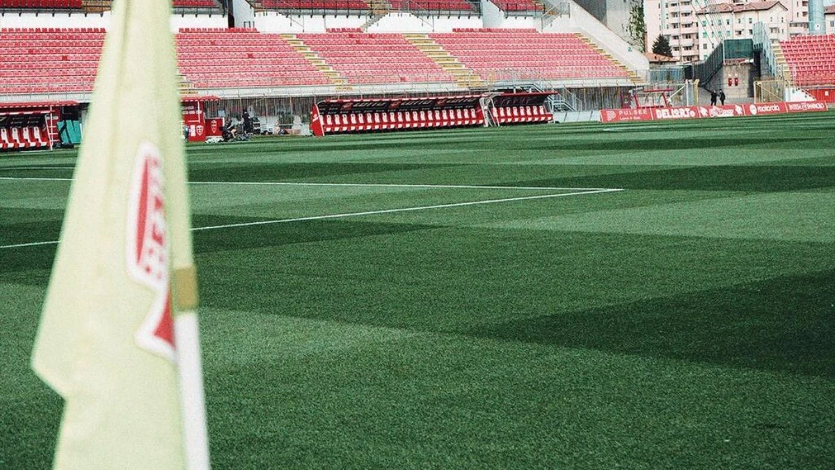 Pallone e campo da calcio durante una partita di Serie A