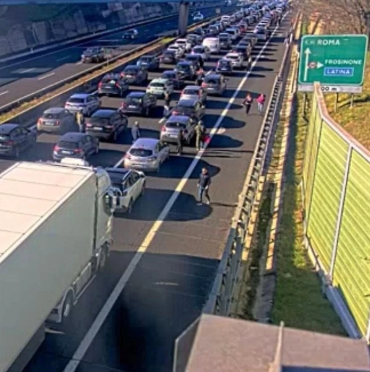 Coda di veicoli in autostrada dopo incidente con traffico rallentato
