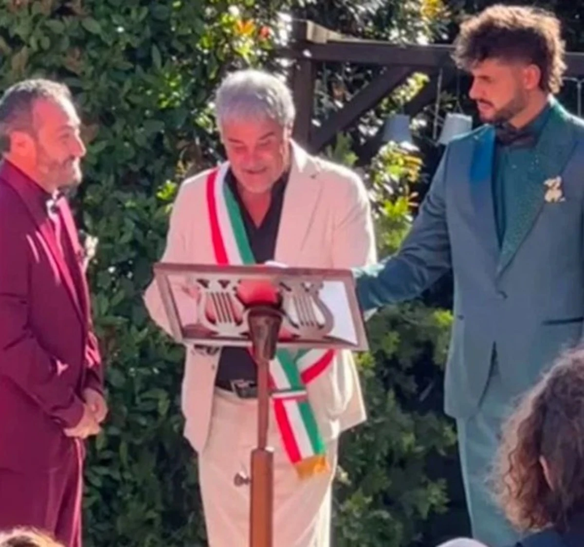 Invitati vip e amici durante la cerimonia all’aperto