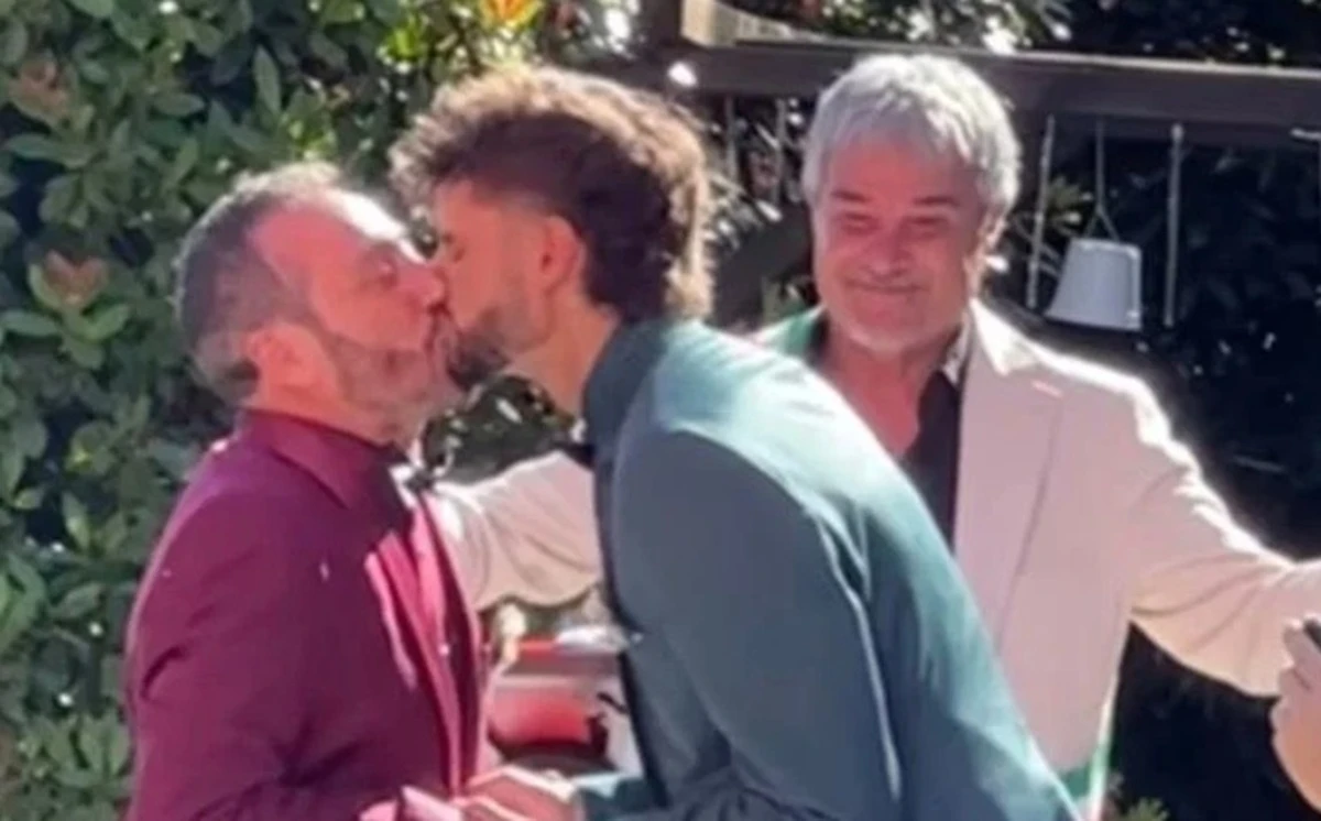 Gli sposi festeggiano durante il ricevimento in villa
