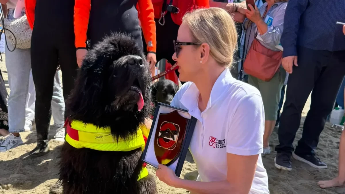 La principessa Charlène di Monaco a Viareggio con un cane da salvataggio