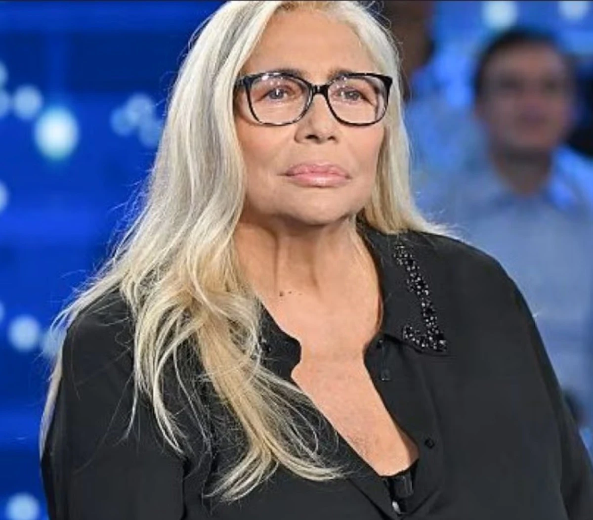 Mara Venier durante un momento celebrativo in studio