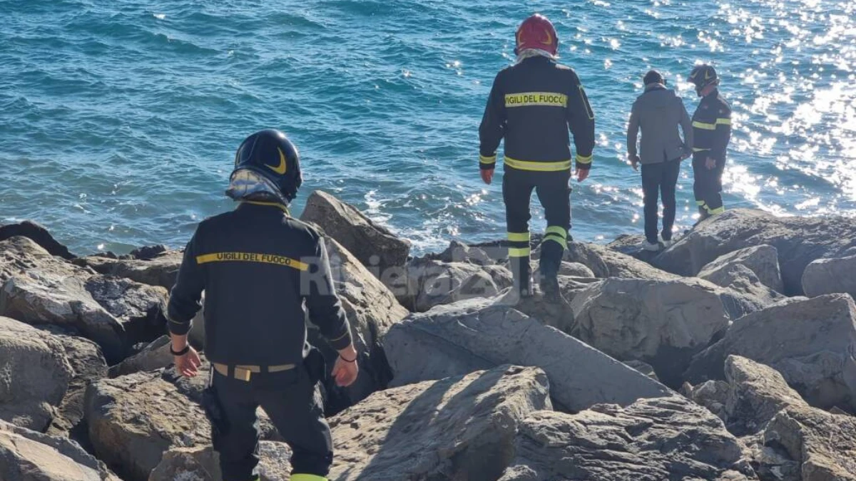 Operazioni di soccorso in mare dopo un incendio su imbarcazione