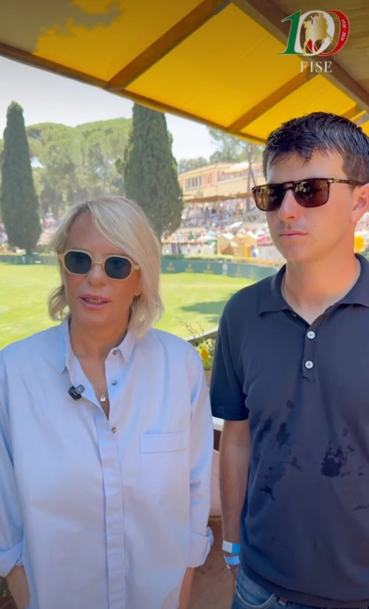 Maria De Filippi durante un momento legato al mondo dell'equitazione