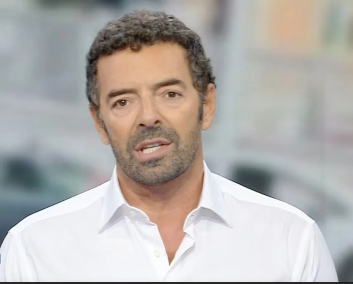 Alberto Matano in studio durante La Vita in Diretta