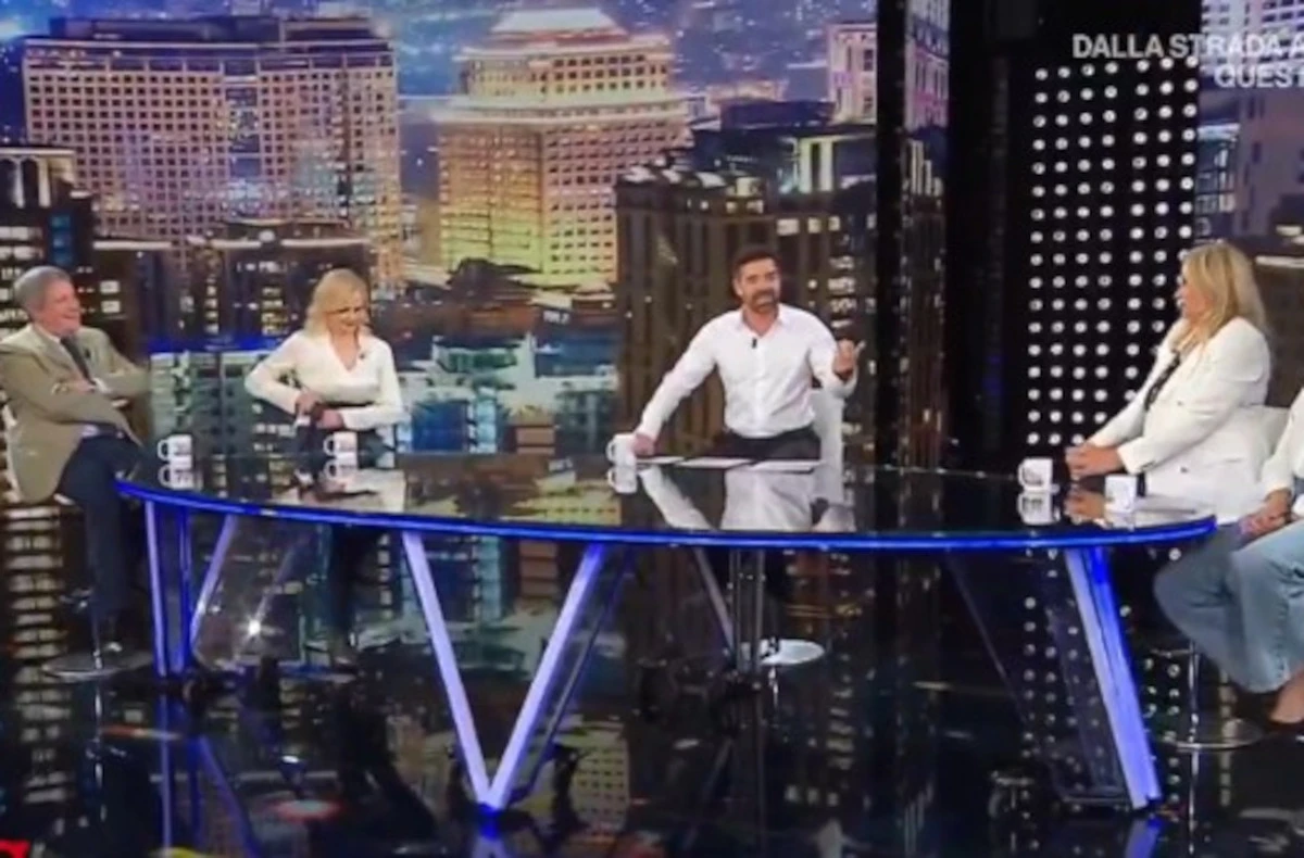 Alberto Matano alla conduzione de La vita in diretta su Rai 1