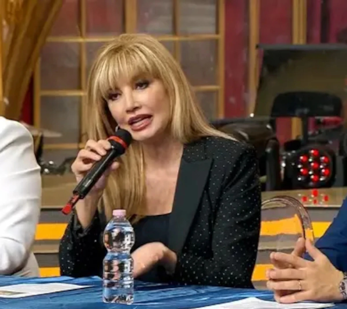 Milly Carlucci sorridente in un momento pubblico
