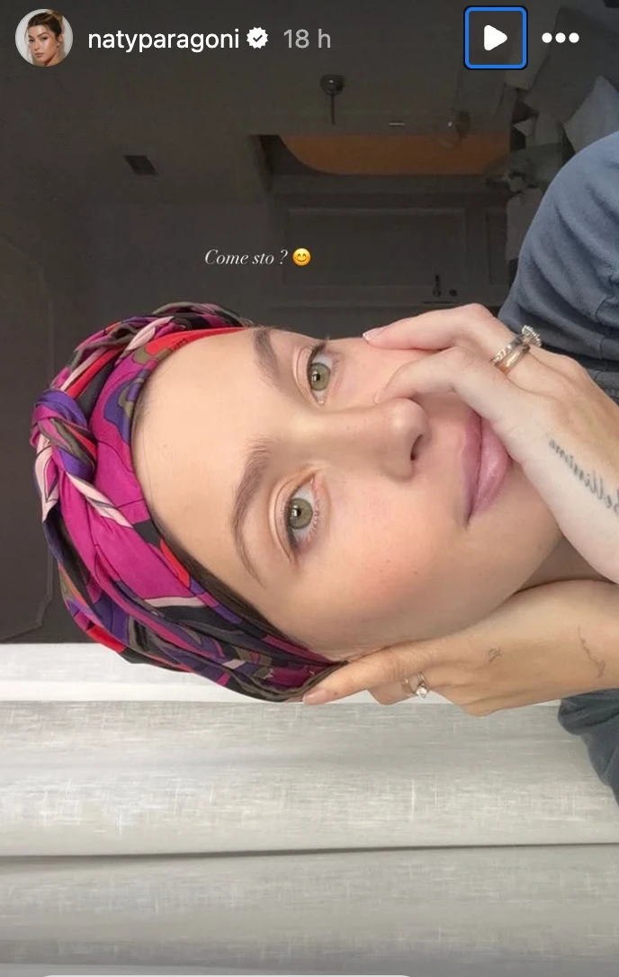 Natalia Paragoni con un foulard dopo la chemioterapia