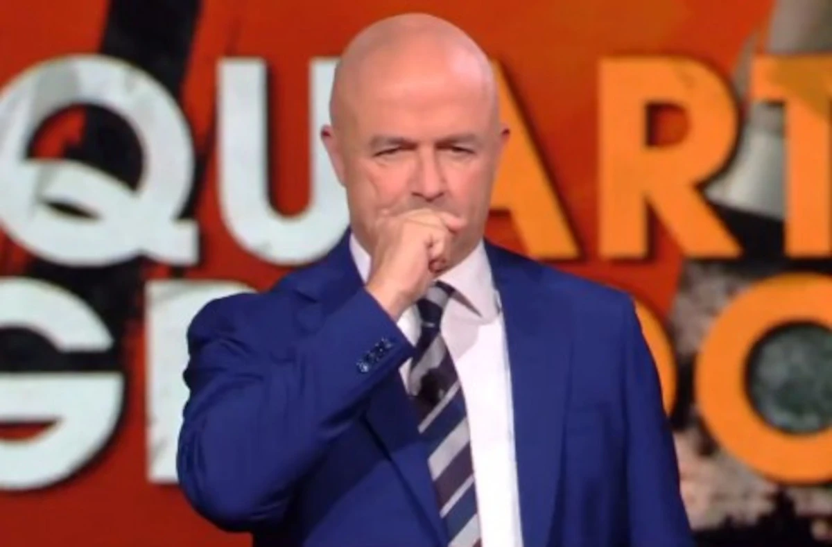 Inquadratura in studio televisivo durante una trasmissione di approfondimento