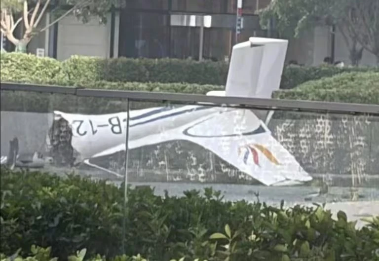 Detriti e interventi dopo lo schianto del piccolo aereo contro la China Zun a Pechino