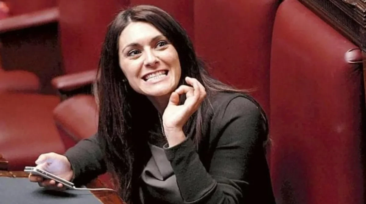 Pina Picierno durante un intervento pubblico dopo l’annuncio dell’addio al Partito Democratico