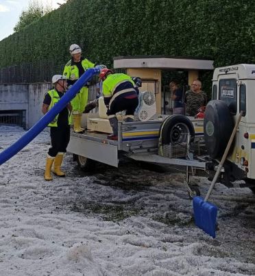 Brianza in ginocchio per il maltempo: oltre 70 interventi dei vigili del fuoco, Bellusco sommersa dalla grandine