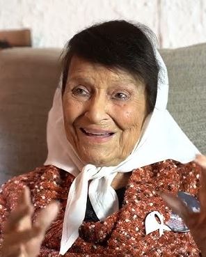 Morta a 95 anni Taty Almeida, simbolo delle Madri di Plaza de Mayo: lutto in Argentina e nel mondo