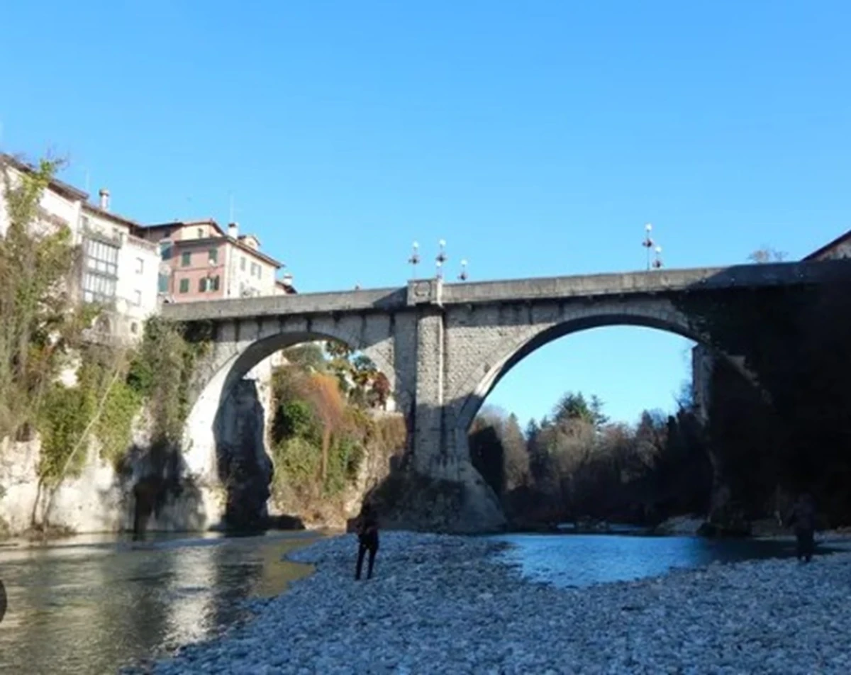Donna prende il sole in topless lungo il fiume Natisone