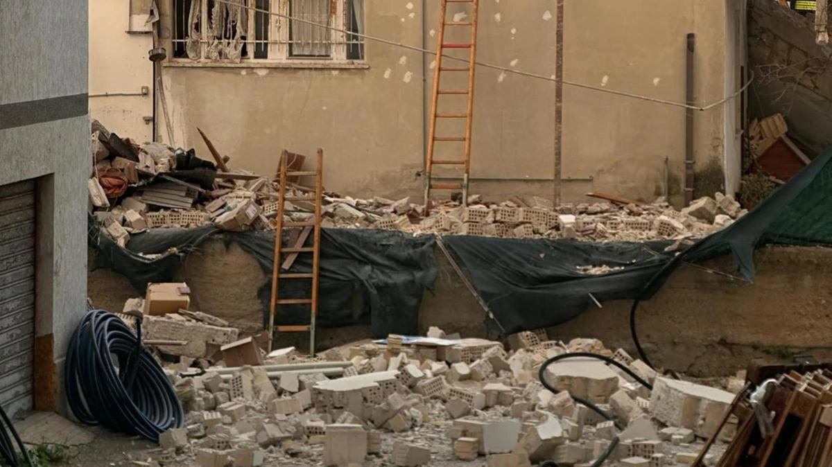 Intervento dei vigili del fuoco e delle forze dell’ordine dopo il crollo della palazzina nel Fermano