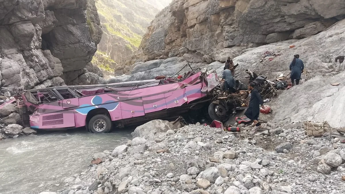 Immagine dell'area dell'incidente in Pakistan con mezzi di soccorso
