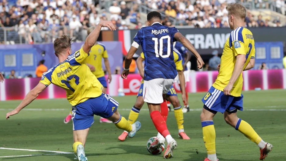Kylian Mbappé in azione contro la Svezia ai Mondiali