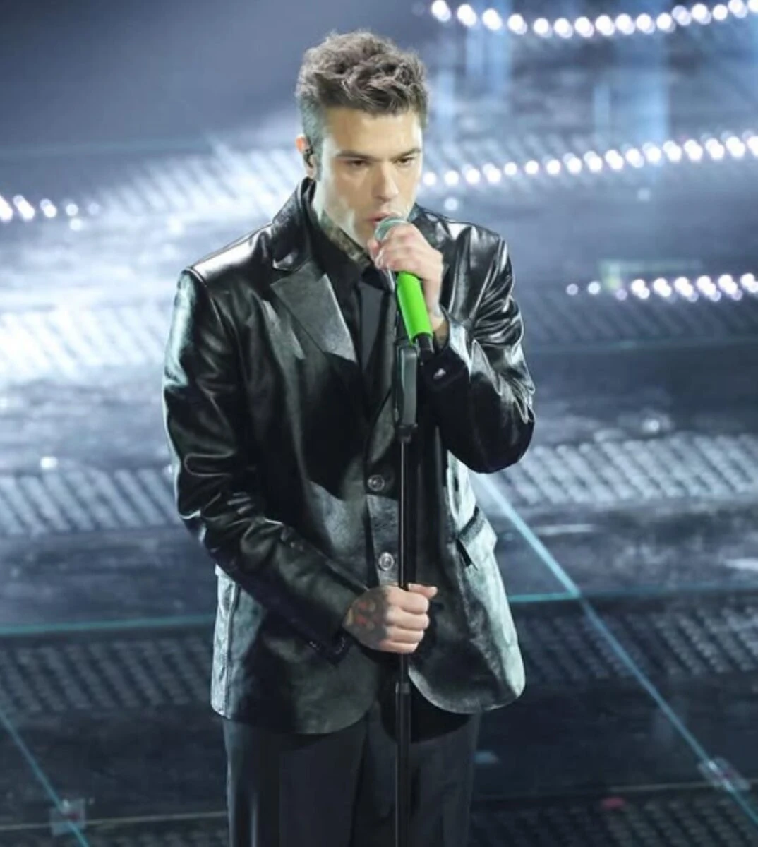 Fedez durante un'apparizione pubblica