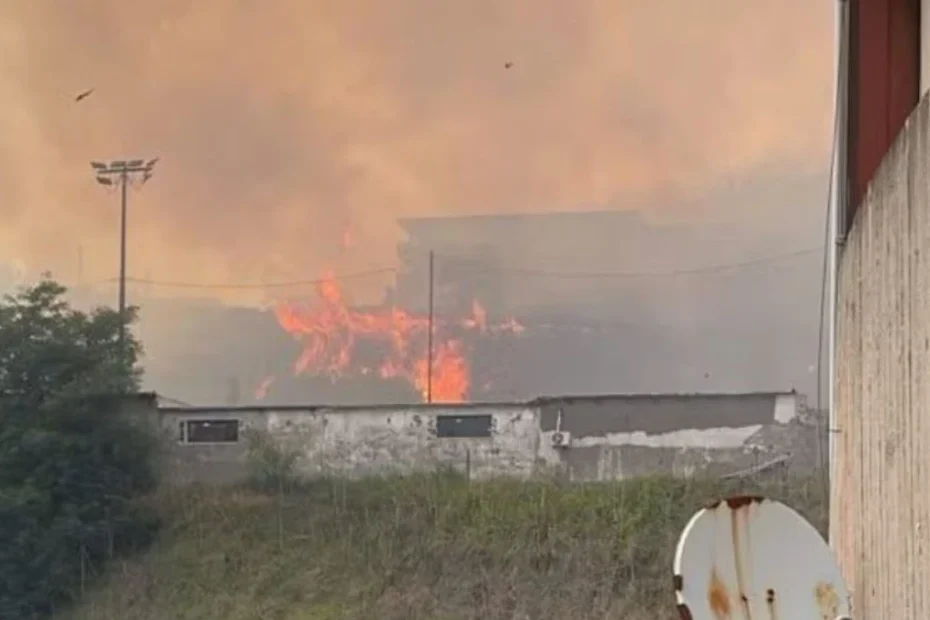 Densa colonna di fumo nero provocata da un incendio