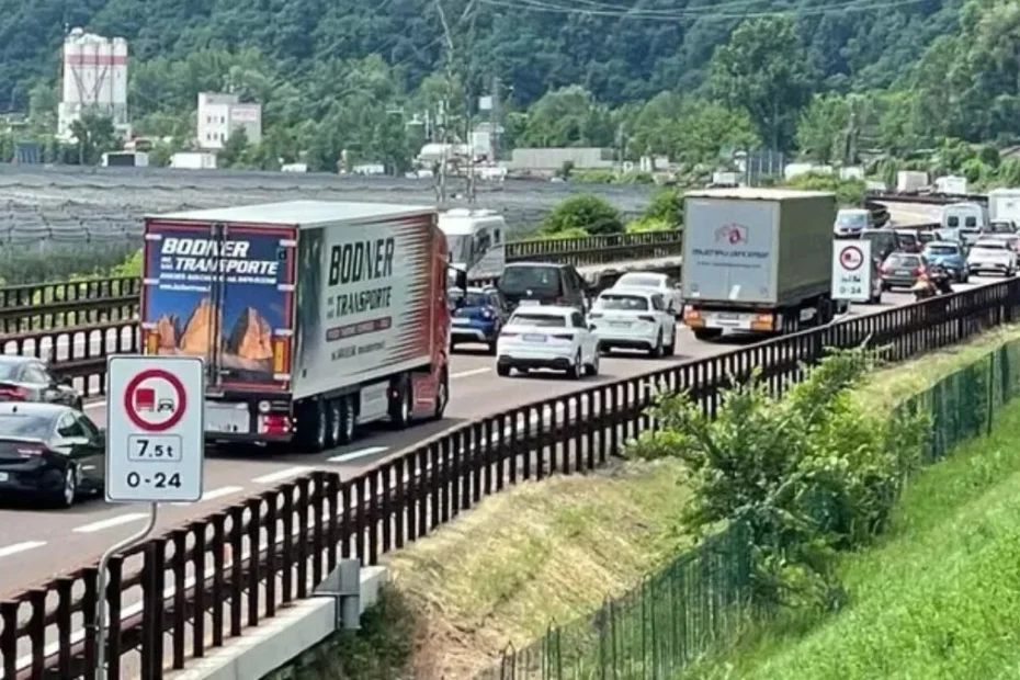 Soccorritori impegnati dopo un incidente in autostrada