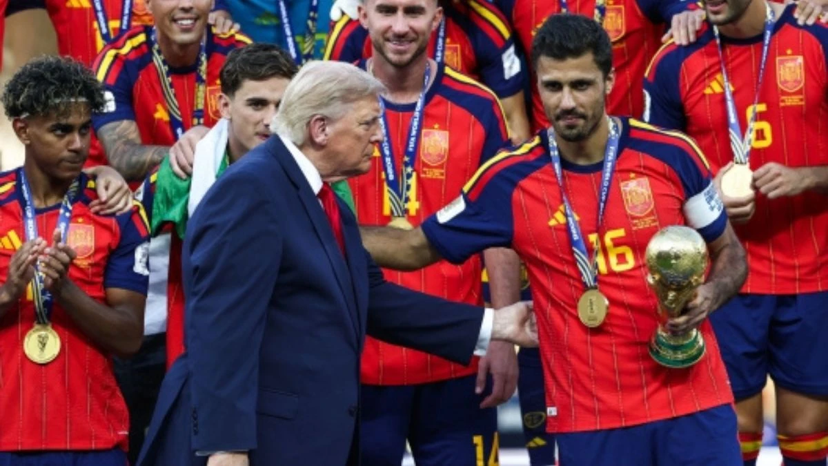 no no via mondiali trump clamoroso al momento della consegna della coppa da non credere da Tvzap.it no no via mondiali trump clamoroso al momento della consegna della coppa da non credere