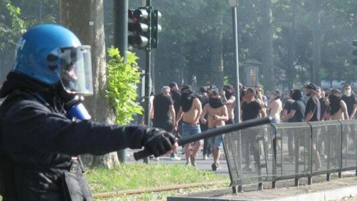 Forze dell’ordine durante operazioni di ordine pubblico prima del derby Torino-Juventus
