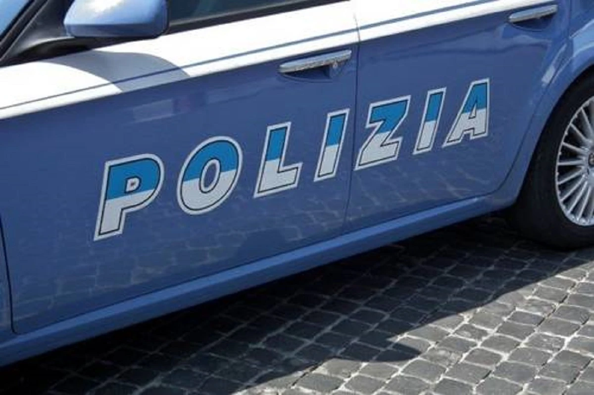 Auto della Polizia in servizio durante la notte