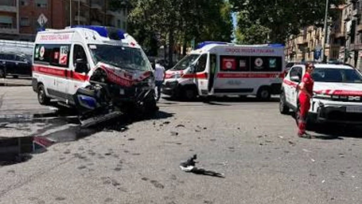 Veicoli coinvolti e area dell'incidente a Torino con presenza delle forze dell'ordine