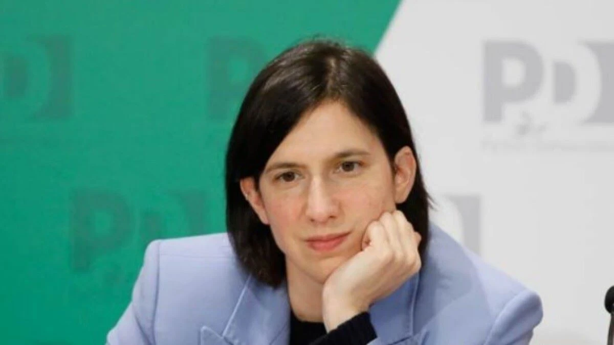 Elly Schlein e simbolo del Partito Democratico