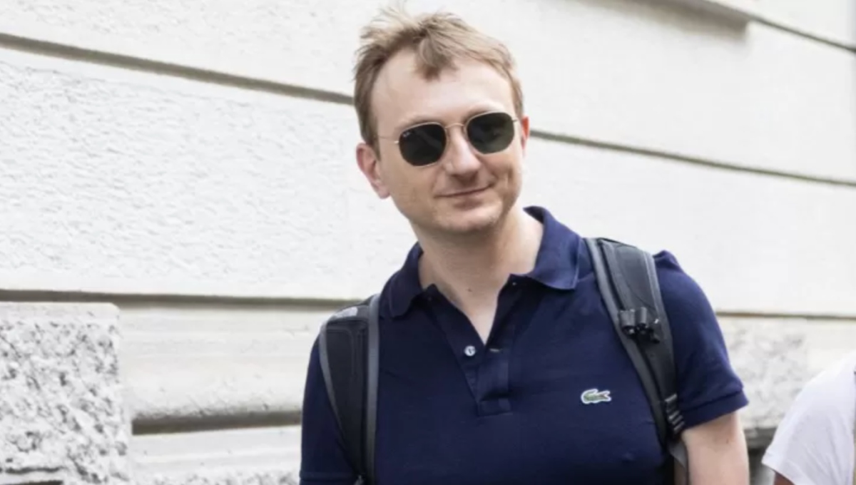 lo coprono di soldi cifra choc per alberto stasi de rensis vuota il sacco da Tvzap.it lo coprono di soldi cifra choc per alberto stasi de rensis vuota il sacco