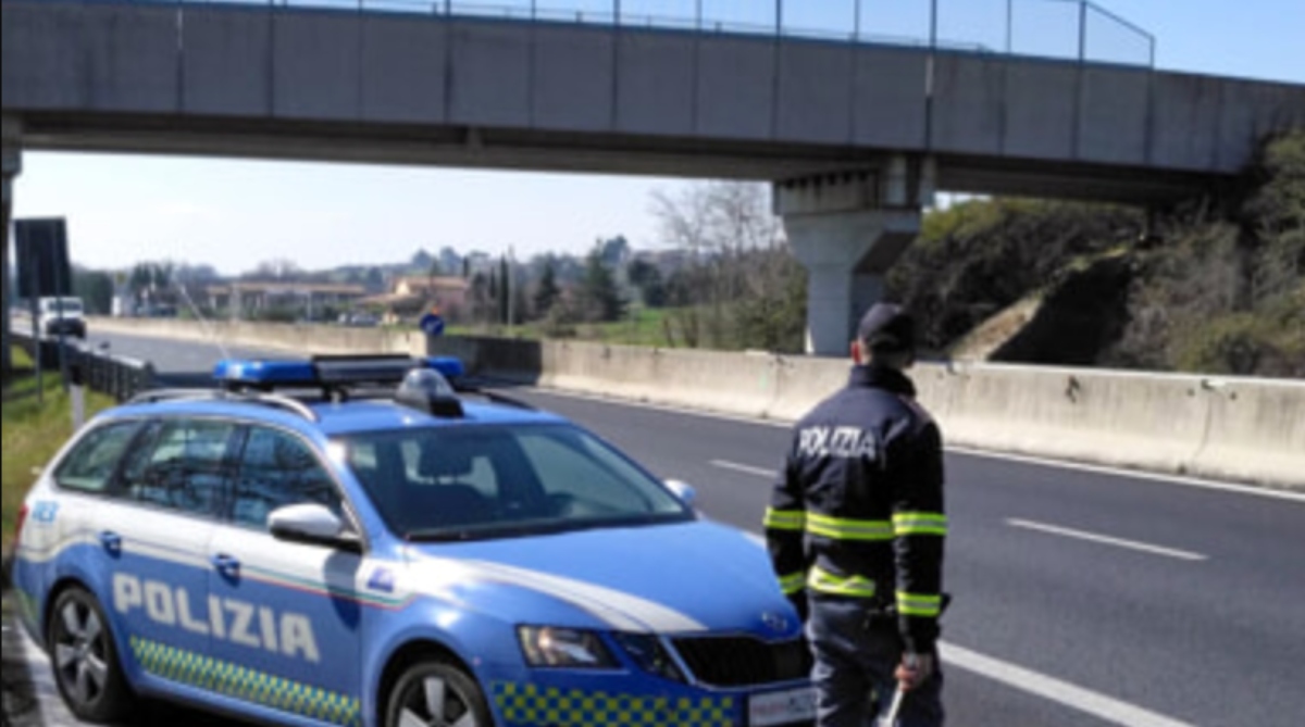 tenta di travolgere poliziotti in autostrada poi la fuga chi c8217era a bordo da Tvzap.it tenta di travolgere poliziotti in autostrada poi la fuga chi c8217era a bordo