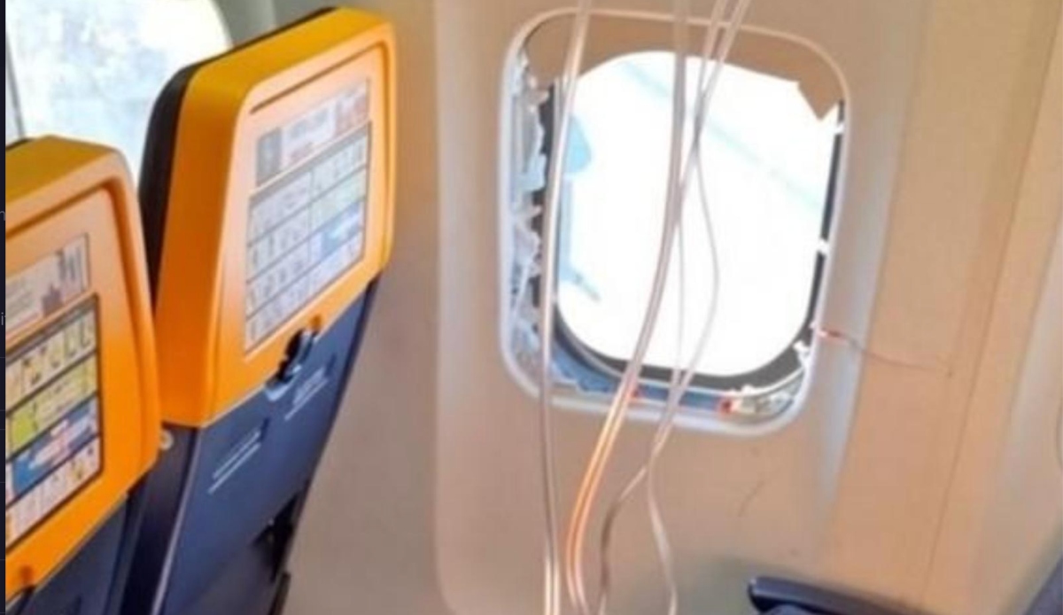 panico sul volo ryanair il finestrino si rompe in volo succede tutto in un istante da Tvzap.it panico sul volo ryanair il finestrino si rompe in volo succede tutto in un istante
