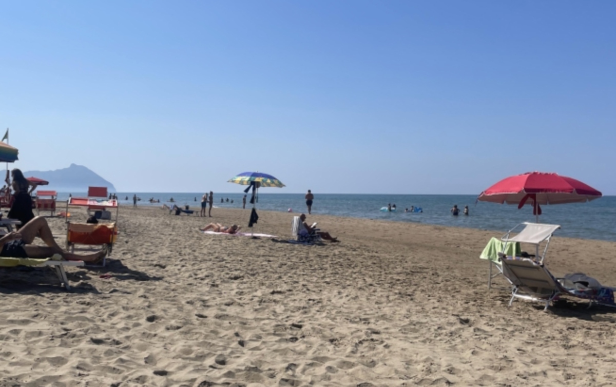 dramma in spiaggia si tuffa e non riemerge pi249 muore 44enne da Tvzap.it dramma in spiaggia si tuffa e non riemerge pi249 muore 44enne